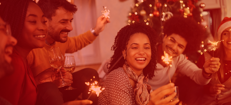 Férias de natal grupo de pessoas tem uma festa de ano novo dentro de casa  juntos